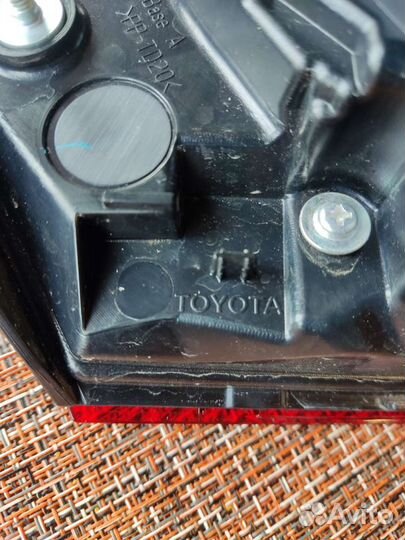 Toyota camry 70 задний правый внутренний фонарь