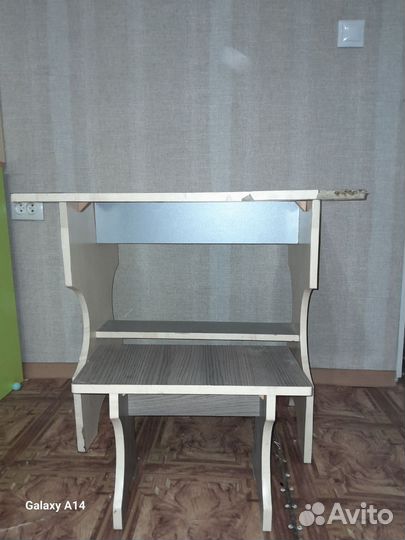 Стол и стулья