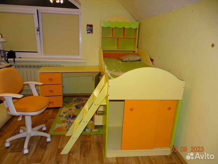 Кровать - чердак со столом, шкаф для детской