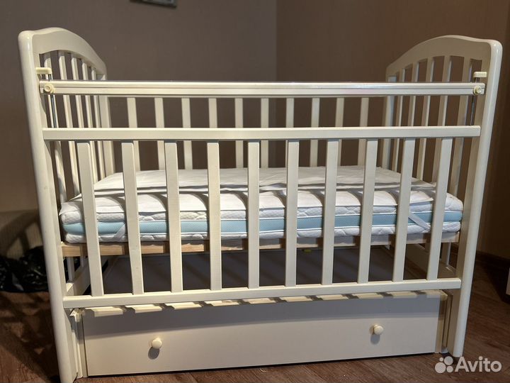 Детская кроватка с маятником и ящиком