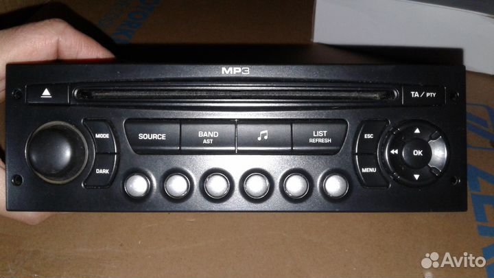 Продам автомагнитолу оригинал пежо,ситроен.Торг
