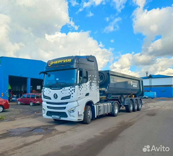 Водитель самосвала с полуприцепом