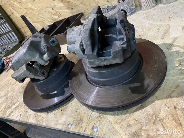 Передние тормоза BMW E60 суппорта и диски