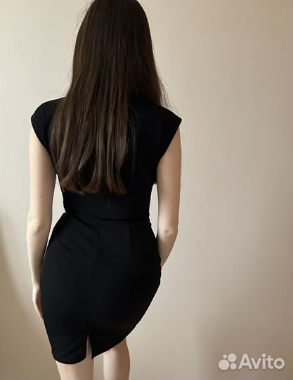Черное платье с чокером