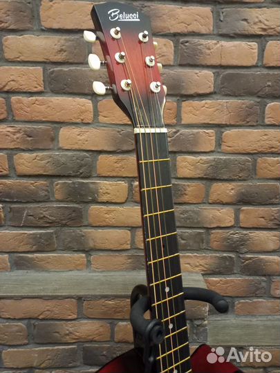 Акустическая гитара красная