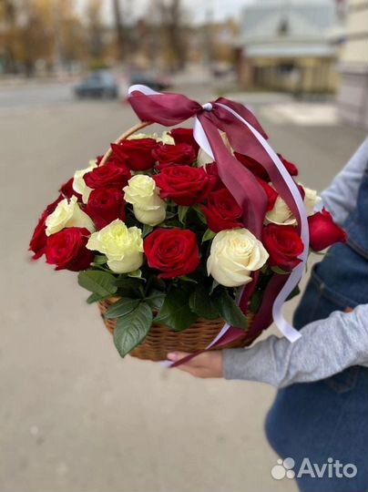 Розы в корзине