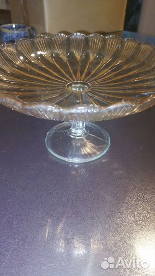 Ваза для фруктов на ножке