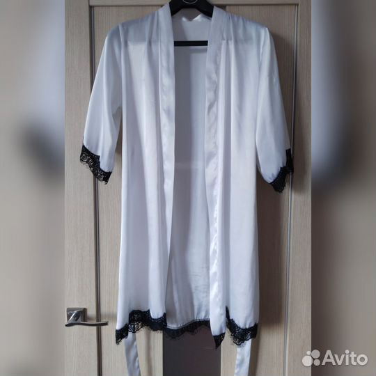 Атласный халат белый