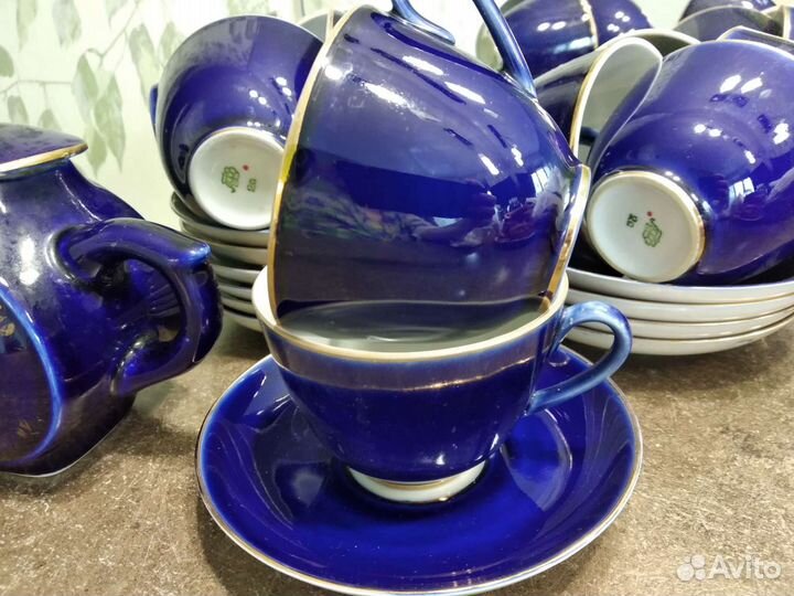 Чайник, чашки с блюдцами