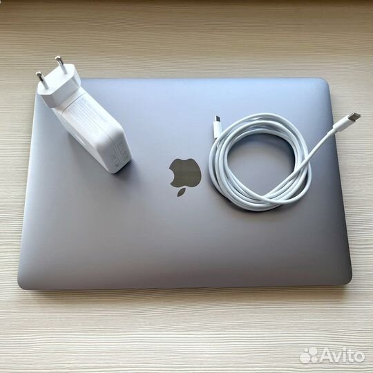 Macbook pro 13/ 2018 / i5/ 16gb/ 512/Touch Bar