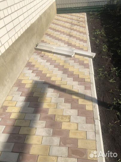 Положим тратуарные плитки и бордюры