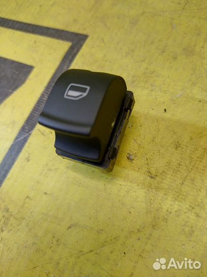 Кнопка стеклоподемника Audi A6 универсал 2.8 CCE