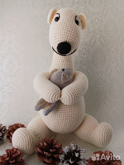 Белый мишка с рыбкой