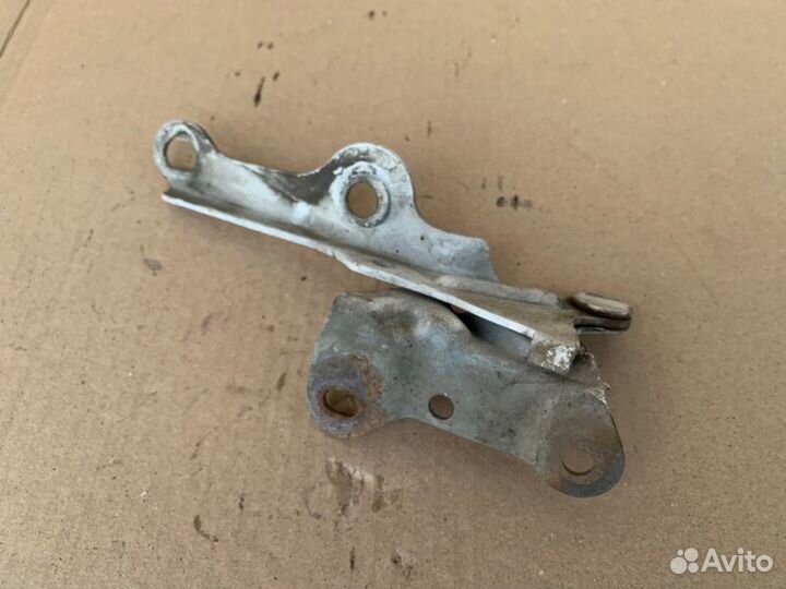 Петля капота правая Toyota Vista SV30 3SFE 1991