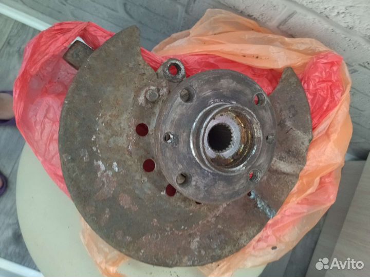 Поворотный кулак со ступицей в сборе