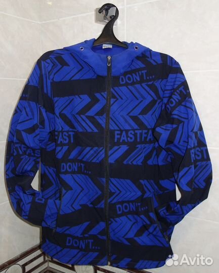 Лёгкая куртка с капюшоном размер XL
