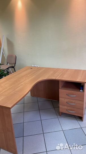 Продаю стол, тумбу, кресло и 2 стула