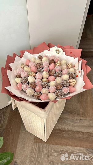 Букет из шоколадных конфет,роз,клубники