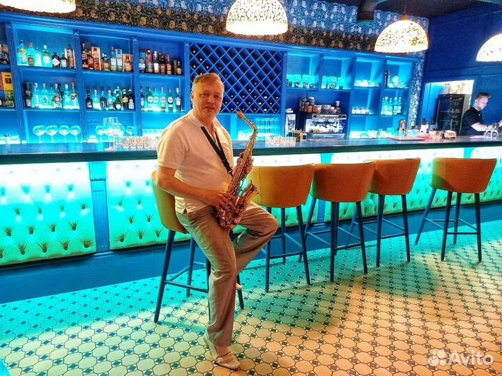 Саксофонист на праздник