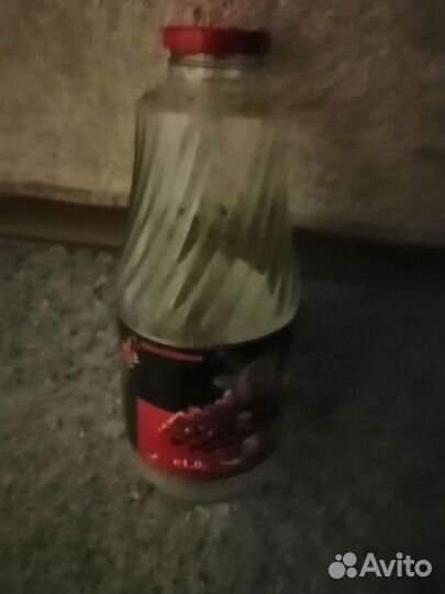 Банки стеклянные разных объёмов и бутылки сока