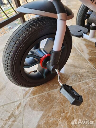 Детский трехколесный велосипед с ручкой