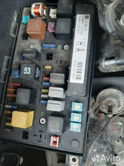 Блок предохранителей подкапотный Opel Astra H