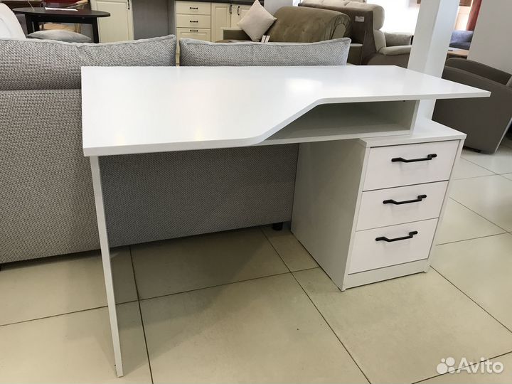 Угловой письменный стол