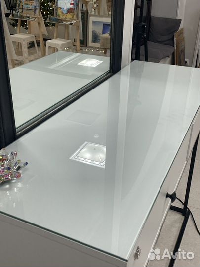 Стол для визажиста