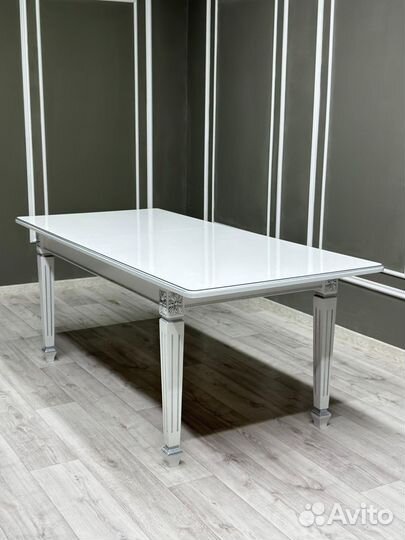Стол обеденный. В наличии