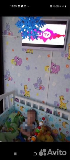 Детская кроватка с маятником белая