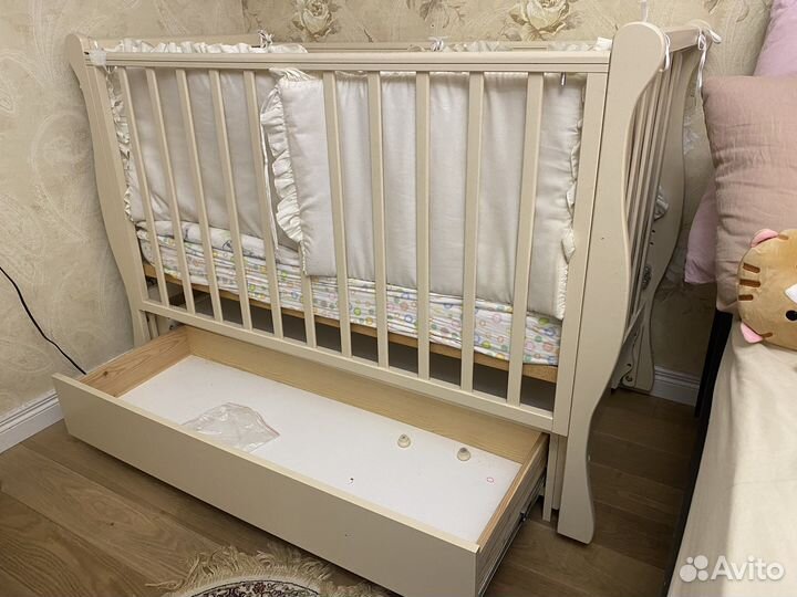 Детская кроватка с универсальным маятником