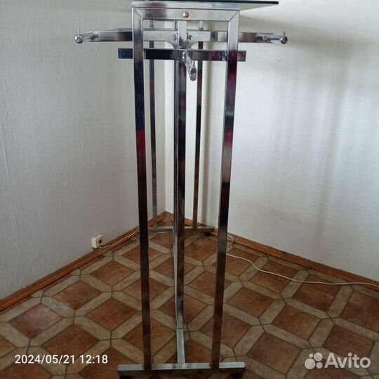 Вешалка для одежды напольная металлическая