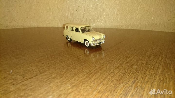 Модель автомобиля 1:43 москвич