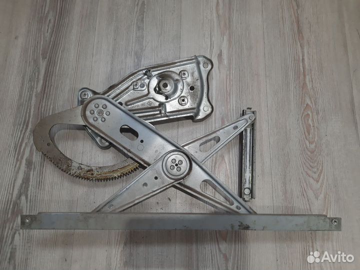 Стеклоподъемник перед Renault megane 3 Лев