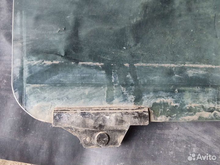 Стекло переднее правое Dodge Caravan 4