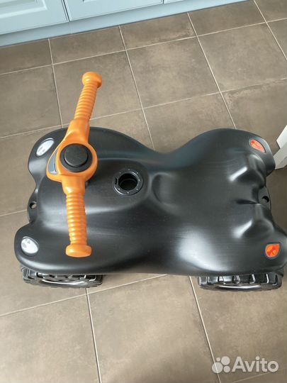 Детский автомобиль стилизован под квадроцикл