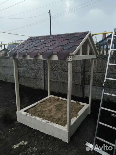 Песочница с крышей