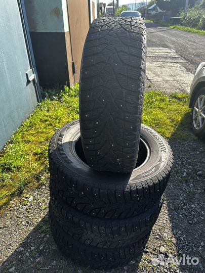 Bridgestone Blizzak Spike-02 SUV 215/65 R16