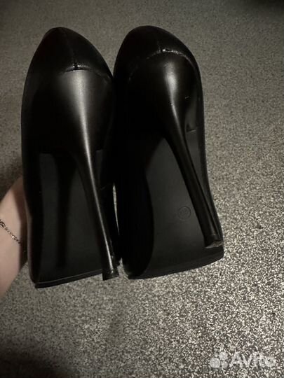 Черные туфли на шпильке