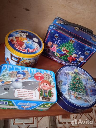 Шкатулки, чемоданчики из жести