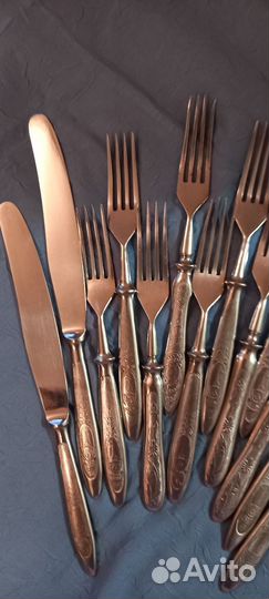 Винтажные столовые приборы: 9 вилок и 4 ножа