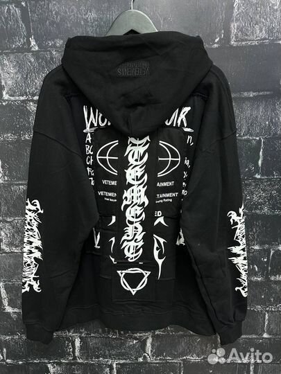 Vetements худи hardcore на руках (топ 2025)