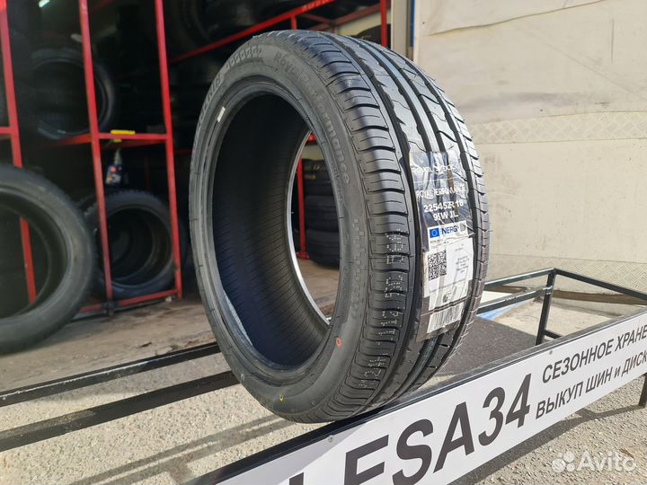 Royal Black Royal Performance 225/45 R18