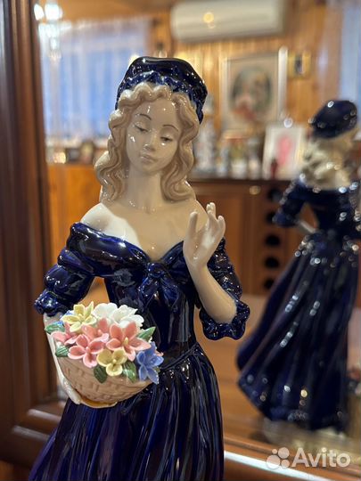 Статуэтка девушка с цветами фарфор