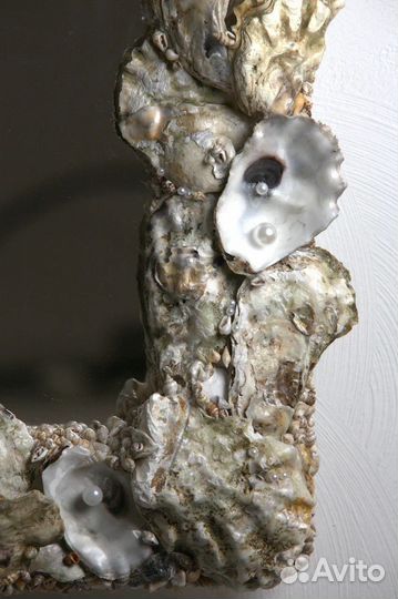 Зеркало в раме из ракушек устриц с жемчугом