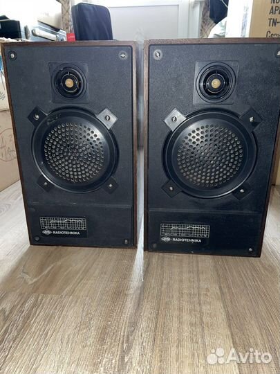 Виниловый проигрыватель и колонки