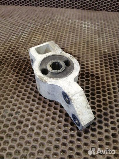 Сайлентблок рычага передний левый Volkswagen Golf