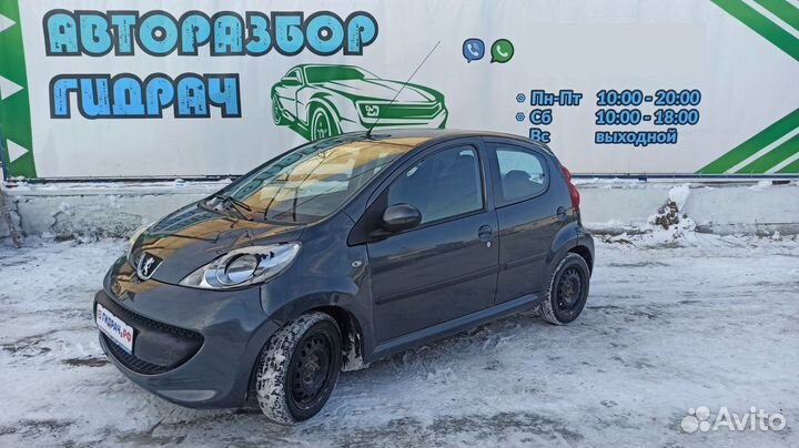 Молдинг передней правой двери Peugeot 107 8545CJ