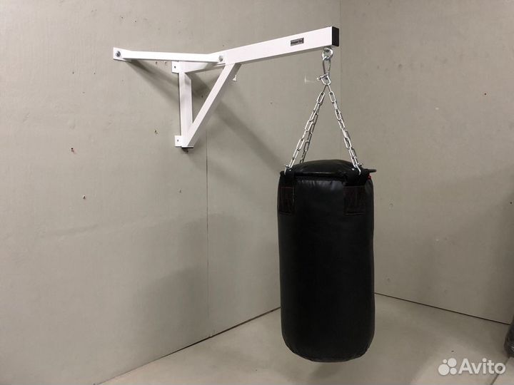 Боксерский мешок с подвесом на стену