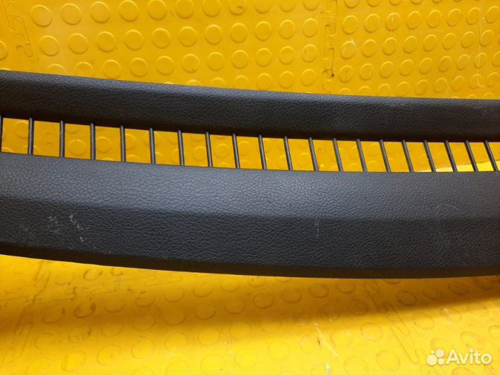 Б/У Дефлектор воздушный Есть мелкие царапины